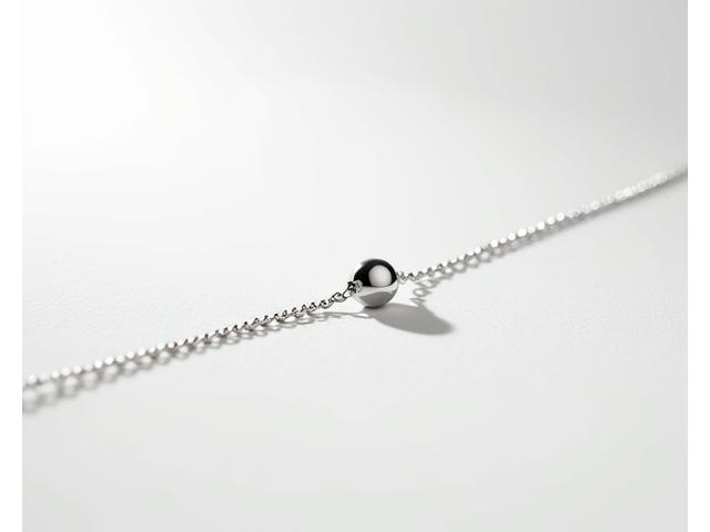 E-handel produktfotografering for smykker med ren bakgrunn og skarpt fokus.